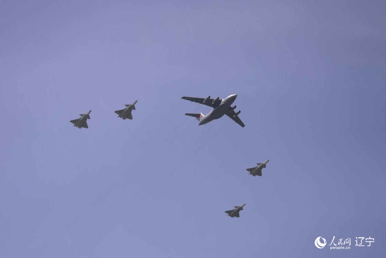 執(zhí)行第十二批在韓中國人民志愿軍烈士遺骸轉(zhuǎn)運任務的運-20進入中國領空后，首次采用“五機編隊”的方式，由4架殲-20伴飛護航，與往年相比護航規(guī)格更高。人民網(wǎng)記者 邱宇哲攝