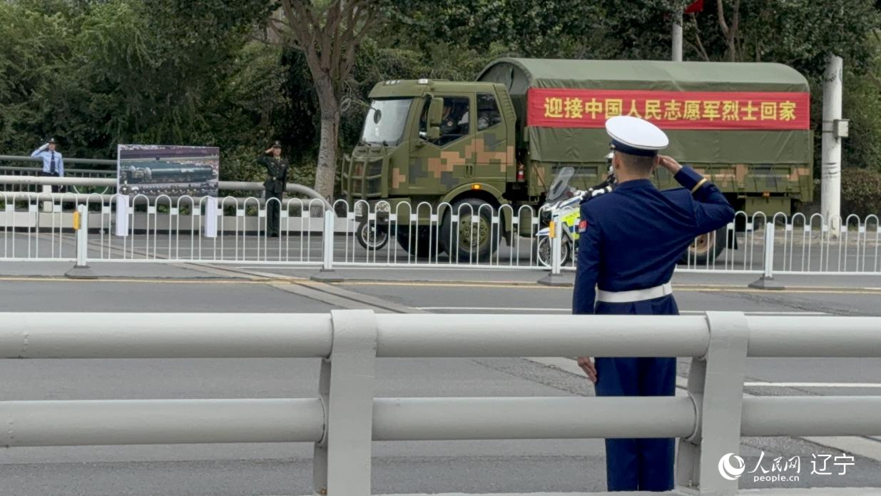 沈陽市渾河橋東側(cè)，擺放著東風—5C導彈的受閱照片。人民網(wǎng)記者 湯龍攝
