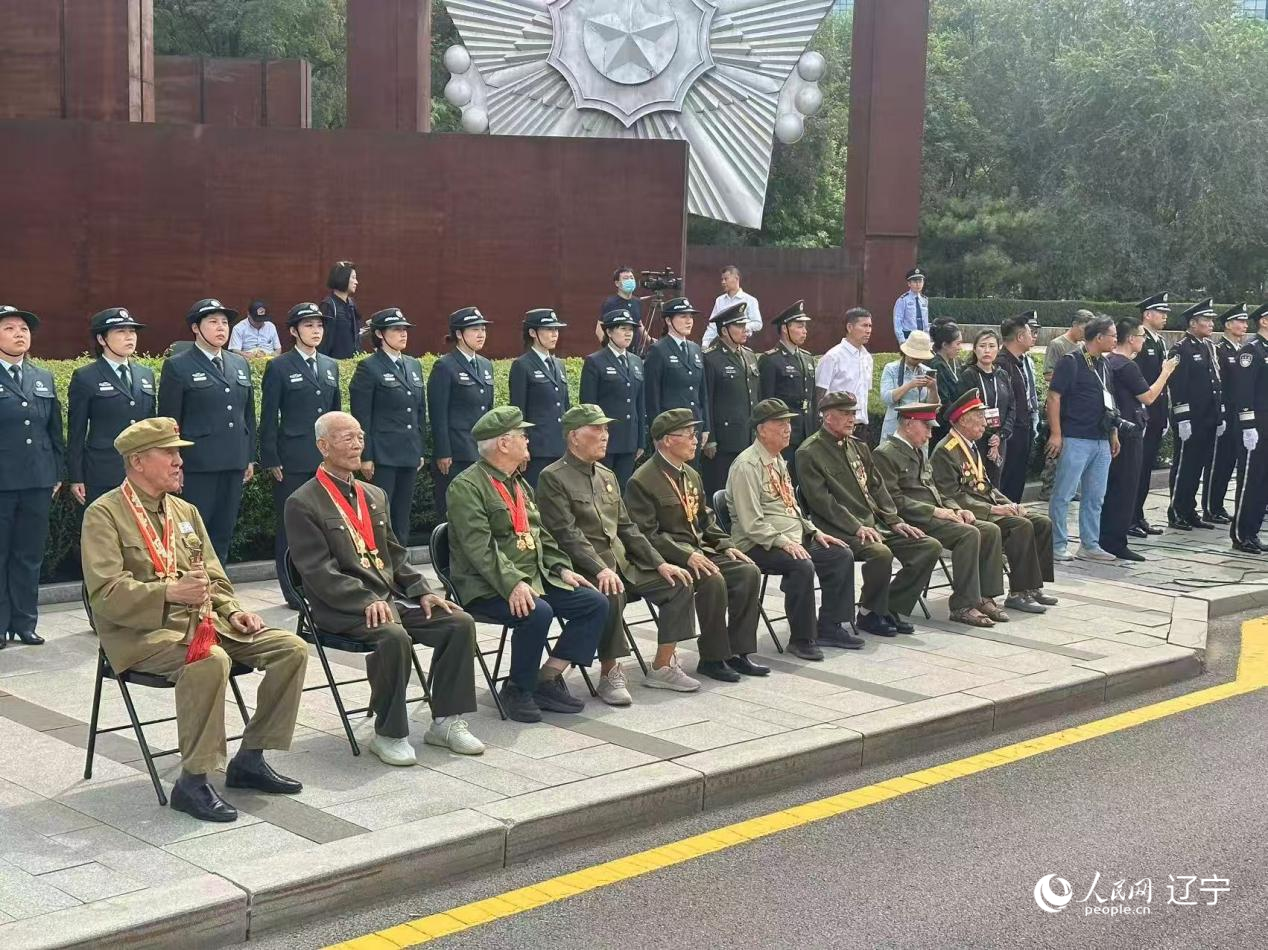 沈陽抗美援朝烈士陵園門前，志愿軍老戰(zhàn)士等候戰(zhàn)友的歸隊。人民網(wǎng)記者 周頌雪攝