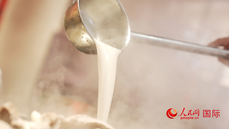 熬制中的徐州羊湯。人民網(wǎng)記者 蘇纓翔攝