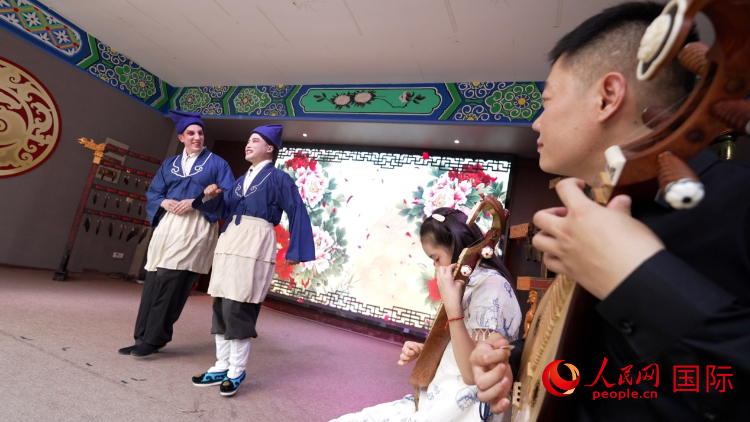 人民網(wǎng)外籍專家湖長明體驗柳琴戲。人民網(wǎng)記者 蘇纓翔攝