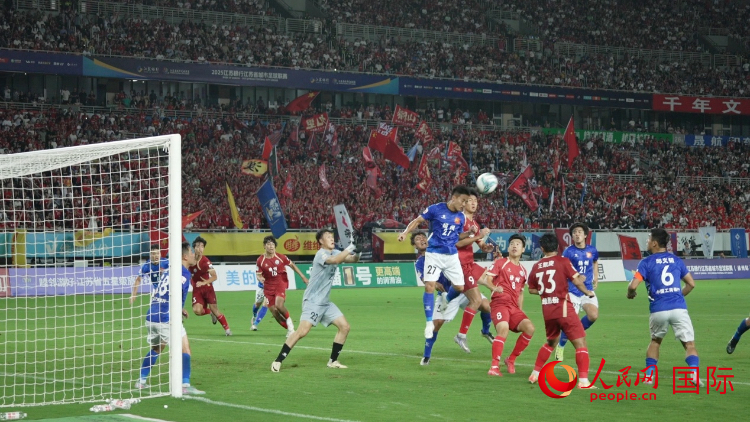 “蘇超”比賽現(xiàn)場。人民網(wǎng)記者 余樂攝