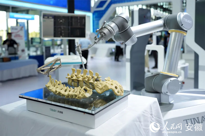 2024世界制造業(yè)大會上展出的骨科手術(shù)機器人。人民網(wǎng)記者 王銳攝