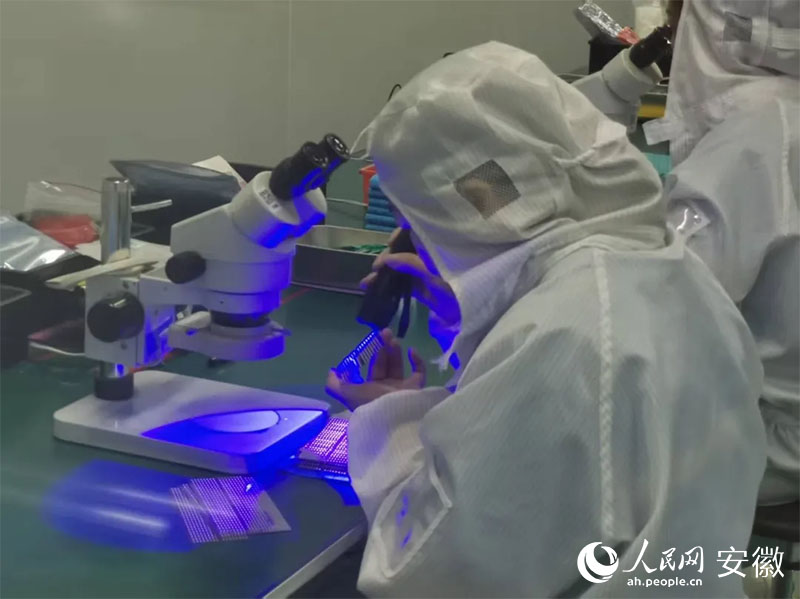 金張科技帶動下，超100家功能膜新材料企業(yè)在太湖縣集聚。人民網(wǎng)記者 胡雨松攝