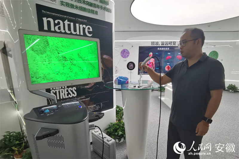 陳廷嘉演示“安刀”使用方法。人民網(wǎng)記者 胡雨松攝