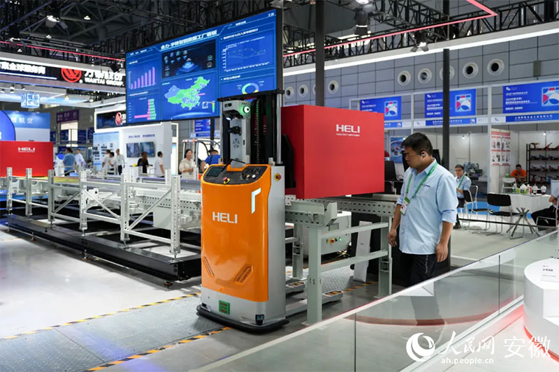 2024世界制造業(yè)大會上，合力將智能數(shù)據(jù)工廠系統(tǒng)帶進展會。人民網(wǎng)記者 王銳攝