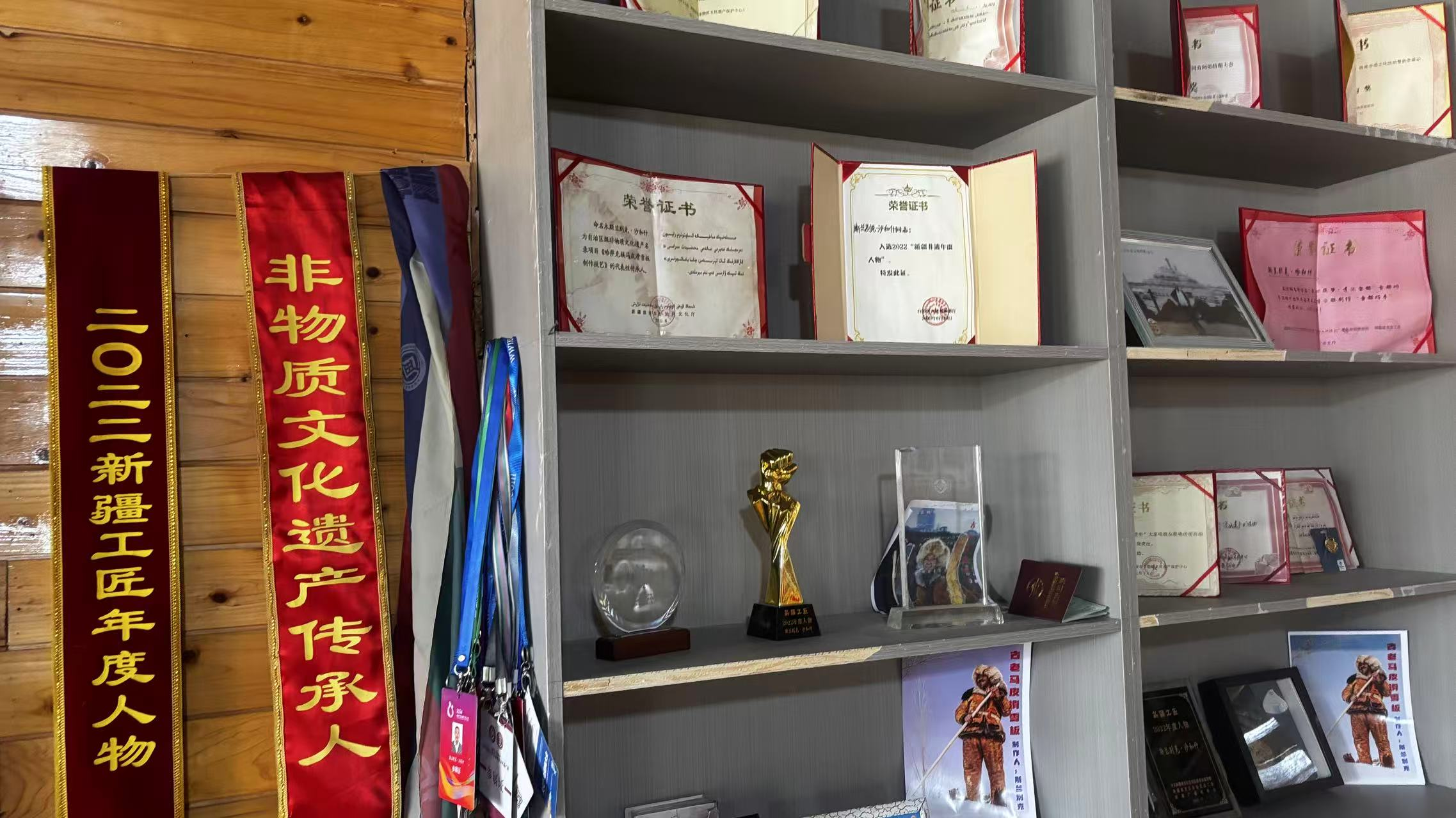 農(nóng)牧民古老毛皮滑雪板制作培訓(xùn)基地榮譽(yù)墻一角。