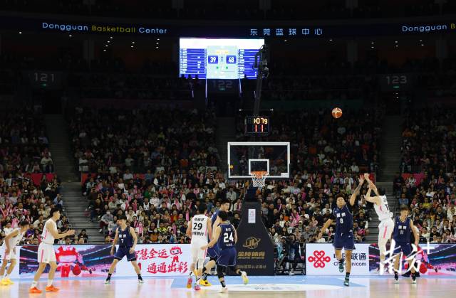 11月12日，十五運會男籃成年組決賽，現(xiàn)場有序而熱烈。張由瓊 攝