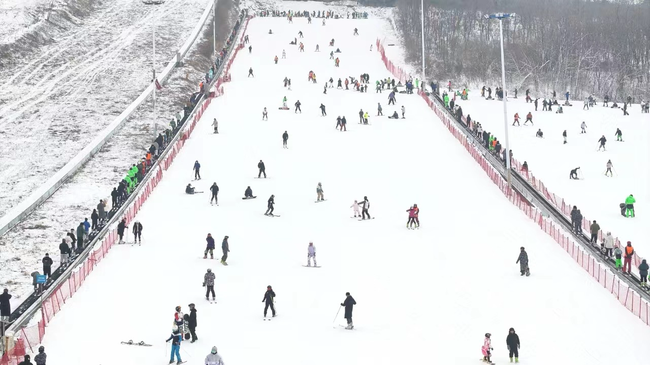 沈陽怪坡國際滑雪場迎來眾多滑雪愛好者。人民網(wǎng)記者 孝媛攝