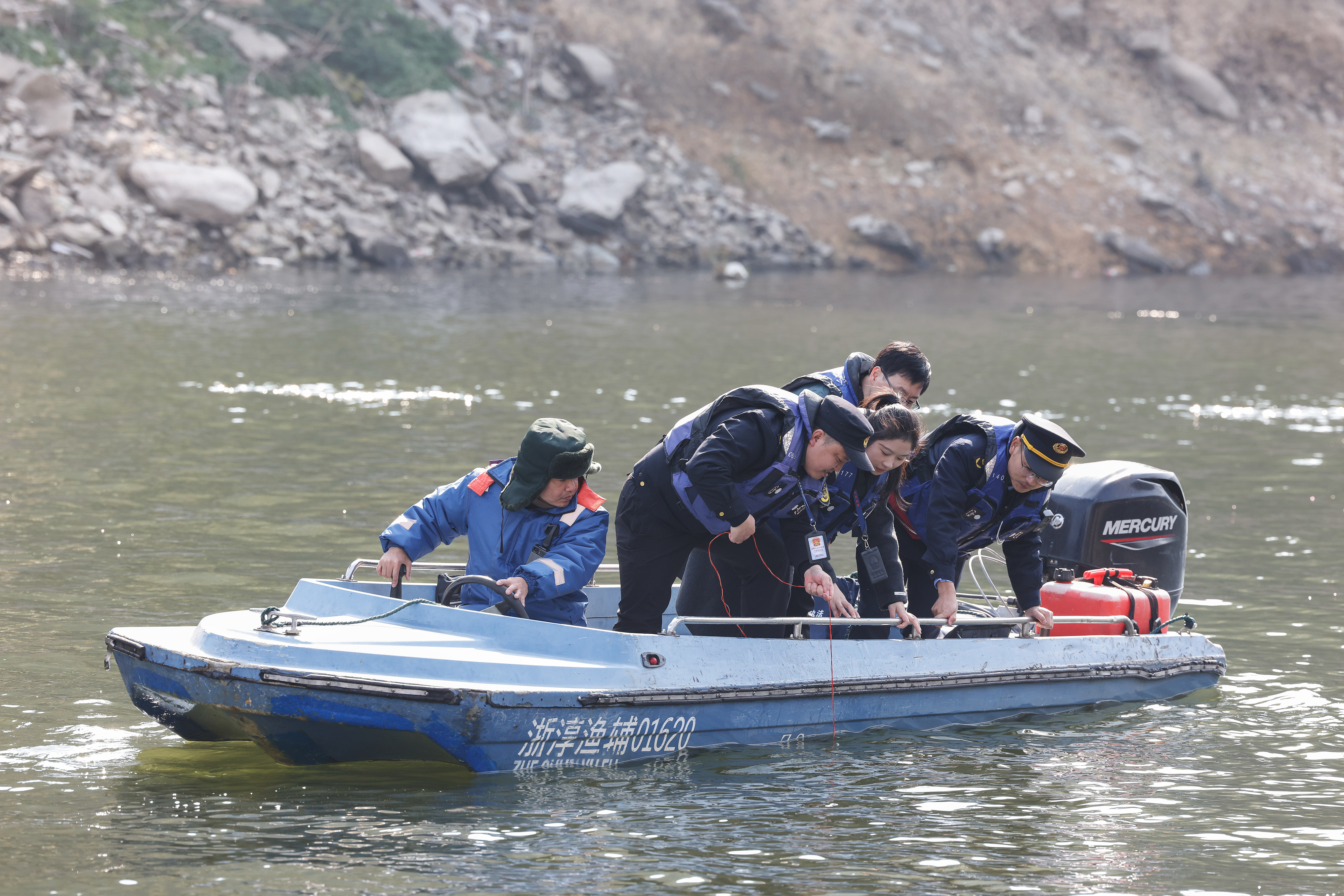 2025年12月4日，浙江杭州淳安縣與安徽黃山歙縣紀(jì)檢監(jiān)察干部及綜合行政執(zhí)法人員對(duì)浙皖交界的新安江鳩坑口水域進(jìn)行常態(tài)化巡河，共同保護(hù)漁業(yè)資源和水域生態(tài)環(huán)境。