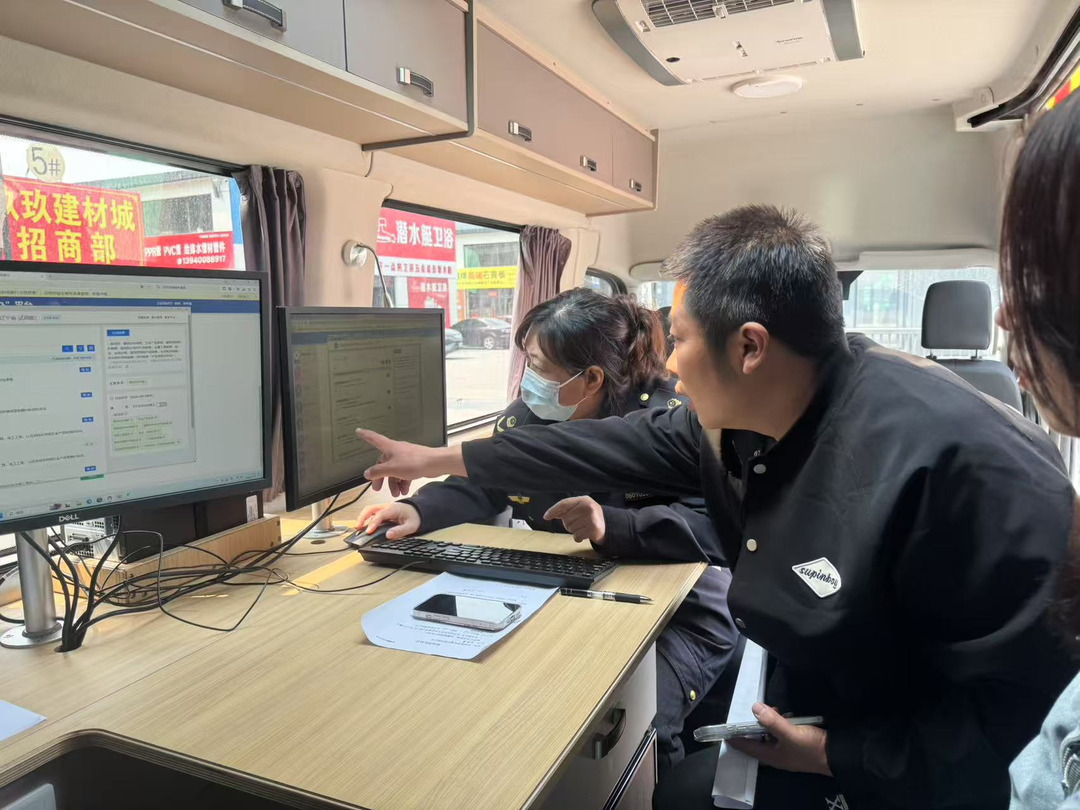 沈陽(yáng)市大東區(qū)市場(chǎng)監(jiān)督管理局將政務(wù)服務(wù)窗口“搬”到商戶“家門口”，現(xiàn)場(chǎng)為經(jīng)營(yíng)主體集中辦理并頒發(fā)營(yíng)業(yè)執(zhí)照。沈陽(yáng)市營(yíng)商局供圖