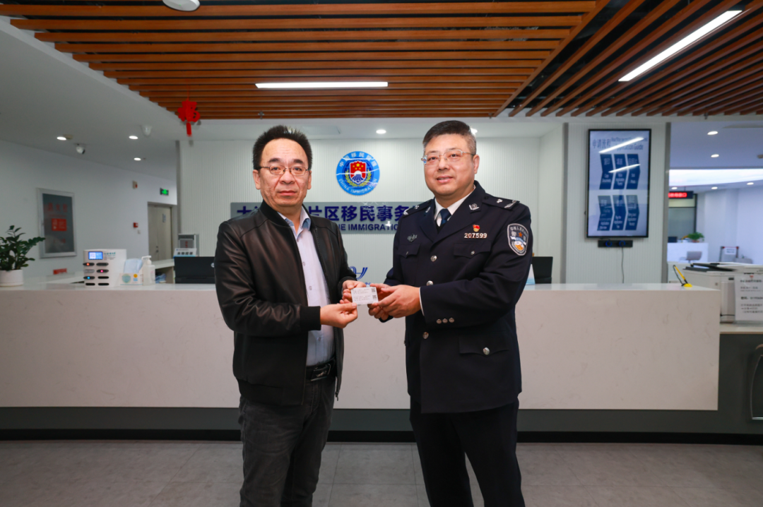 全省首張往來(lái)港澳人才簽注落地大連自貿(mào)片區(qū)。遼寧自貿(mào)試驗(yàn)區(qū)大連片區(qū)供圖