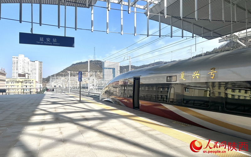 2025年12月26日，C9312次復(fù)興號列車抵達(dá)延安站。人民網(wǎng)記者 鄧楠攝
