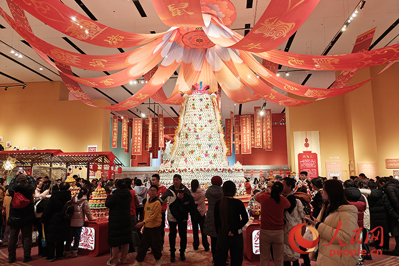 觀眾在中國(guó)非物質(zhì)文化遺產(chǎn)館參觀展覽。人民網(wǎng)記者 韋衍行攝