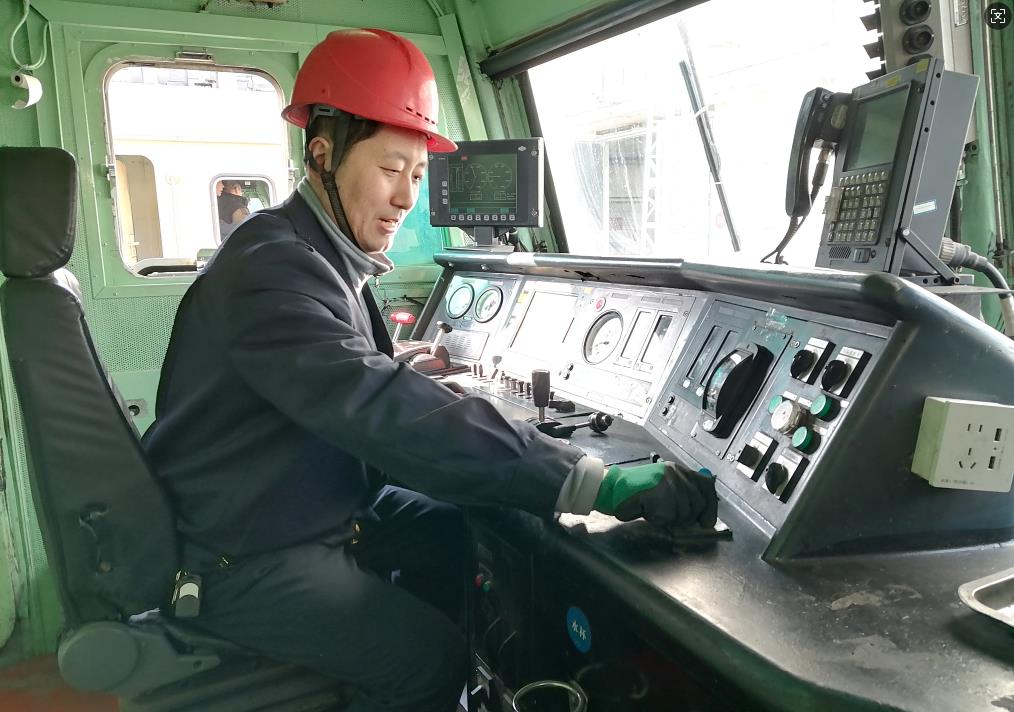 韓文盛正在檢查司機(jī)室操作臺(tái)。張秋生 攝