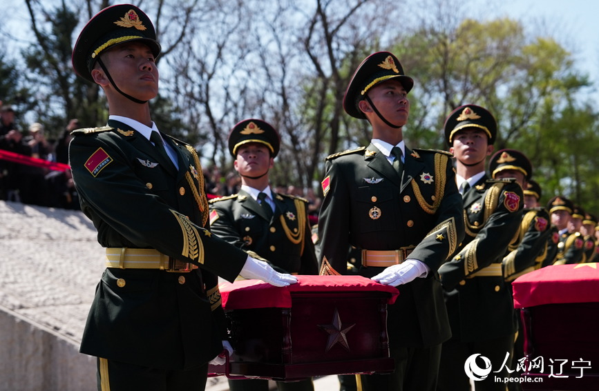第十三批在韓中國人民志愿軍烈士安葬儀式現(xiàn)場。人民網(wǎng)記者 邱宇哲攝