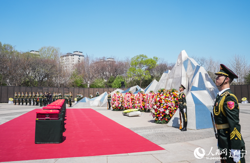 第十三批在韓中國人民志愿軍烈士安葬儀式現(xiàn)場。人民網(wǎng)記者 邱宇哲攝