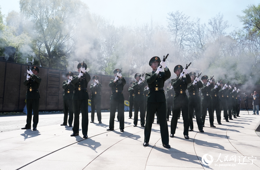 第十三批在韓中國人民志愿軍烈士安葬儀式現(xiàn)場。人民網(wǎng)記者 邱宇哲攝
