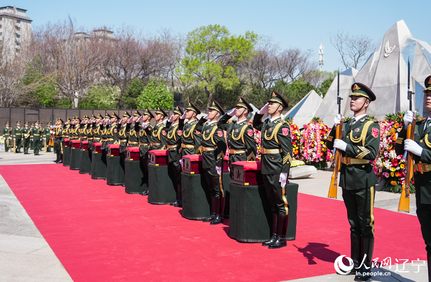 第十三批在韓中國人民志愿軍烈士安葬儀式現(xiàn)場。人民網(wǎng)記者 邱宇哲攝