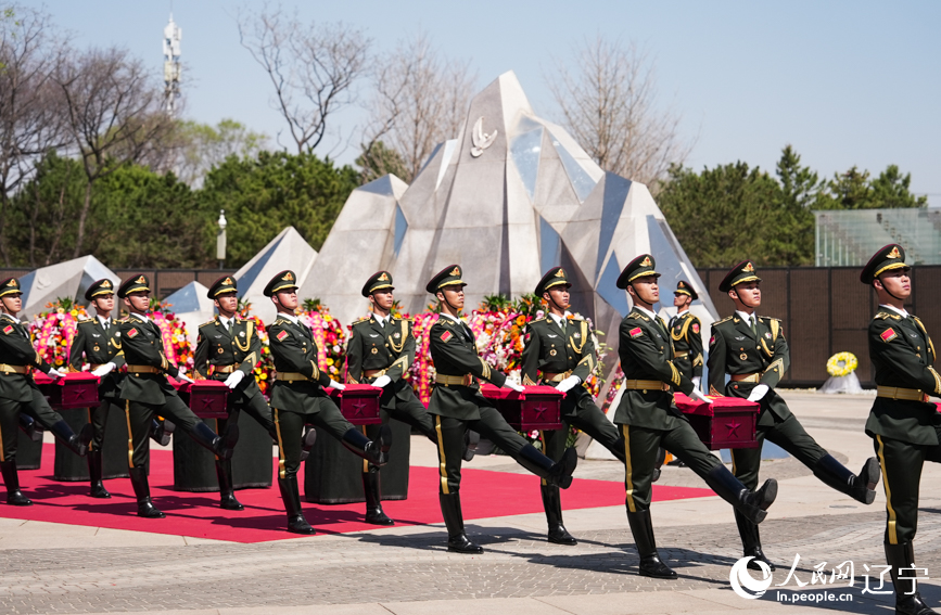 第十三批在韓中國人民志愿軍烈士安葬儀式現(xiàn)場。人民網(wǎng)記者 邱宇哲攝