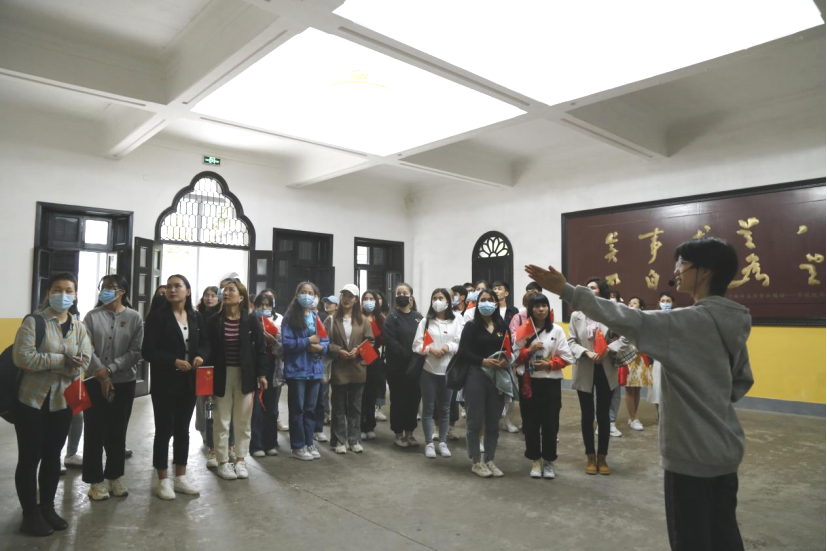 2021年5月20日，在喜迎中國共產(chǎn)黨建黨100周年之際，我校開展了少數(shù)民族學生“學黨史、感恩黨、跟黨走”紅色研學活動。