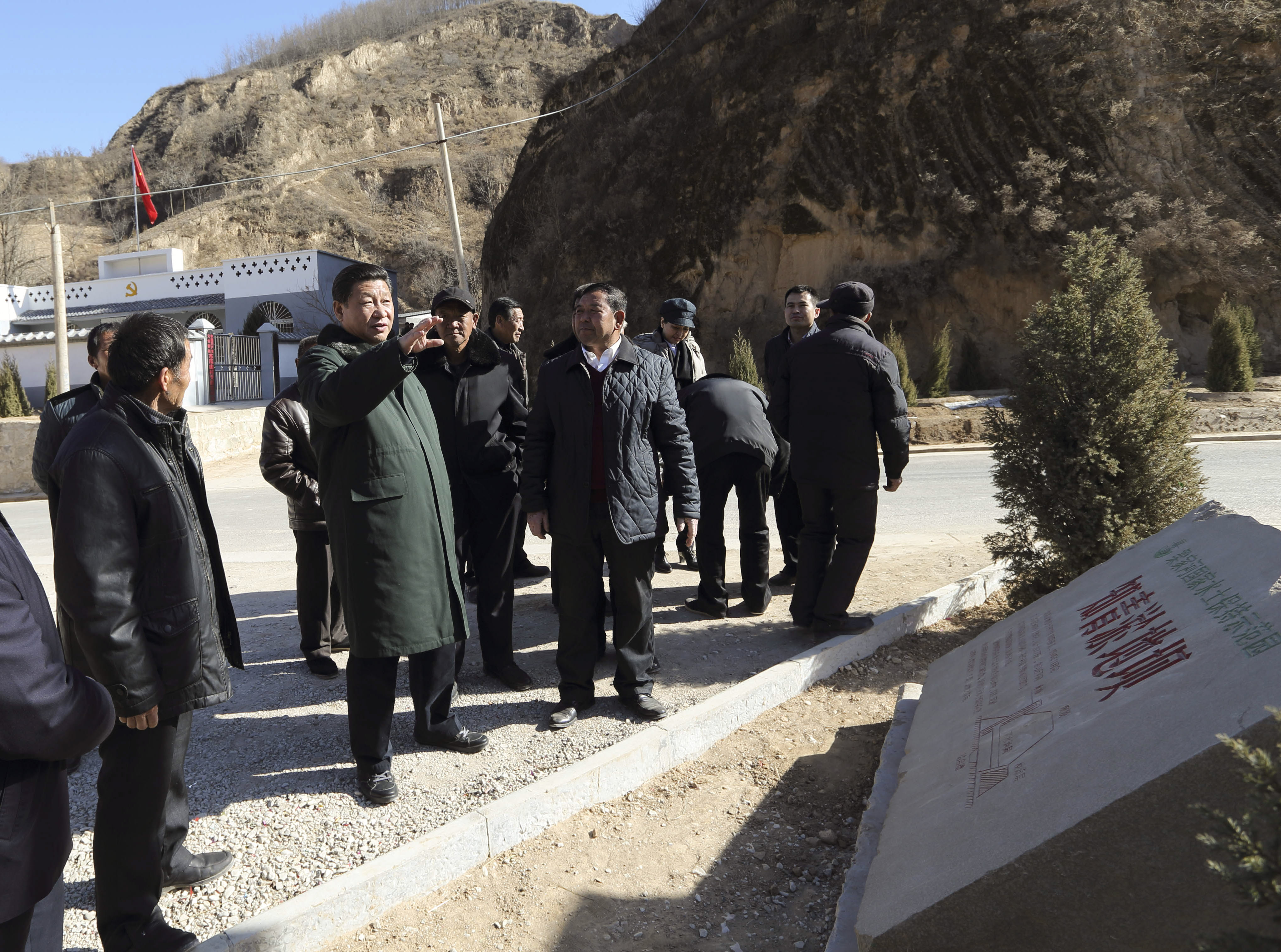 2015年春節(jié)前夕，習(xí)近平來到陜西考察調(diào)研，第一站便來到延安市延川縣梁家河村。新華社 發(fā)