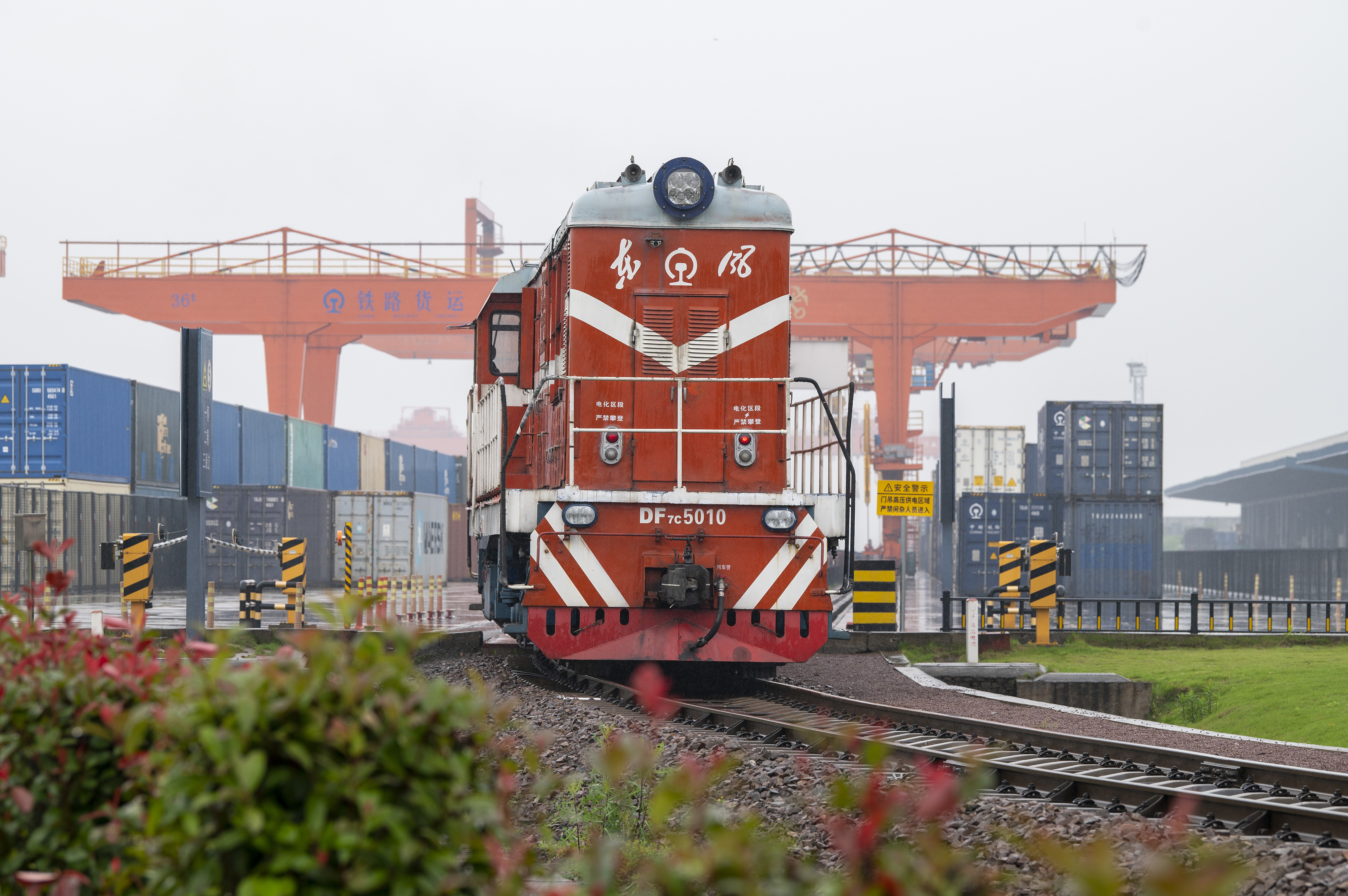 2024年5月5日，“五一”假期最后一天。在浙江省金華市金東區(qū)鐵路金華南站，一列滿載110標(biāo)箱的中歐班列緩緩啟程駛往匈牙利。