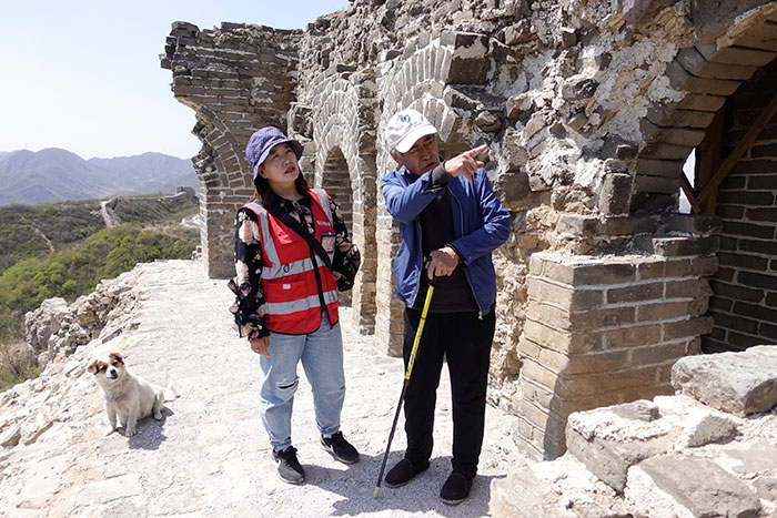 在明長(zhǎng)城遺址上，梅景田給外甥女劉紅巖講述長(zhǎng)城故事。