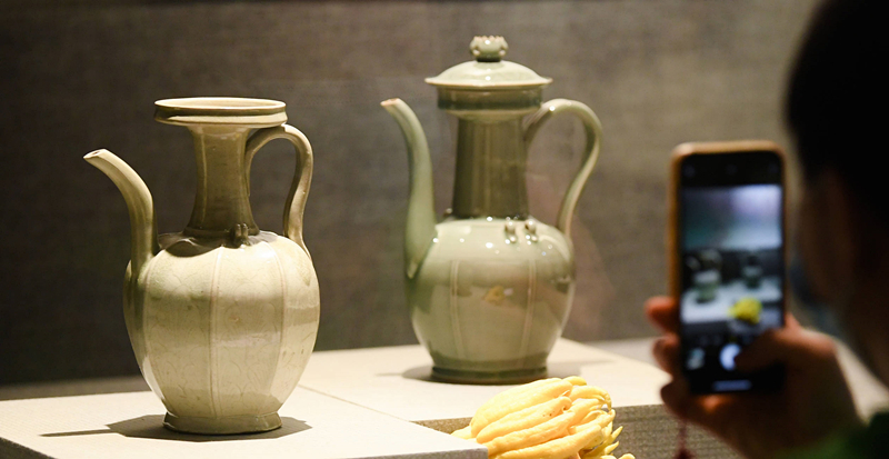 2021年9月14日，浙江省博物館，觀眾在拍攝北宋龍泉窯執(zhí)壺（左）和龍泉青瓷藝人劉杰制作的執(zhí)壺。