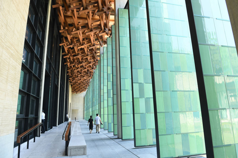 2022年7月23日，杭州國(guó)家版本館屋頂?shù)哪緲?gòu)和青瓷門(mén)扇相映成趣。