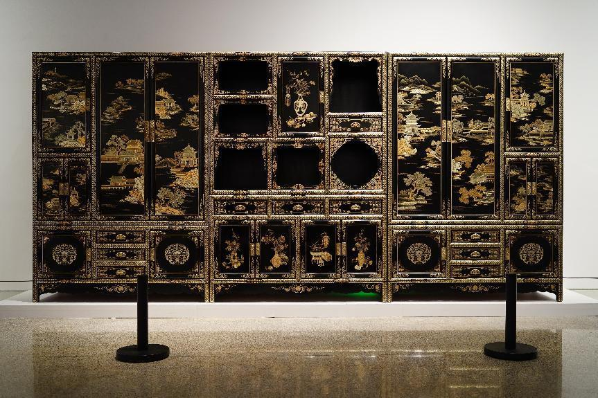 2023年7月9日，北京，中國(guó)工藝美術(shù)館·中國(guó)非物質(zhì)文化遺產(chǎn)館，“山西特色專業(yè)鎮(zhèn)平遙非遺雙寶中華行”展覽展出的推光漆器作品。