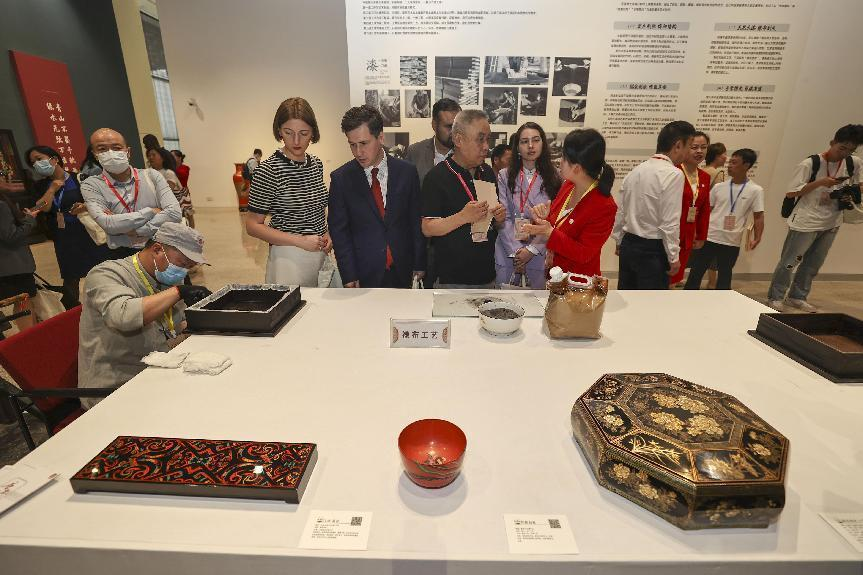 2023年5月28日，北京，推光漆器匠人為駐華使節(jié)展示技藝。
