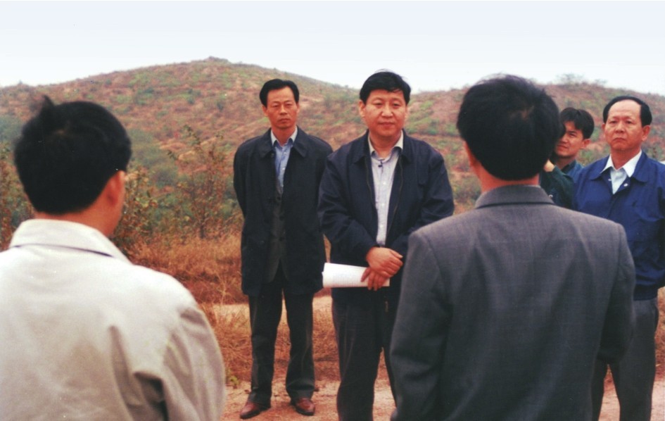 1999年11月，習(xí)近平在龍巖市長汀縣河田水土流失治理區(qū)調(diào)研。圖源：《習(xí)近平在福建（下）》
