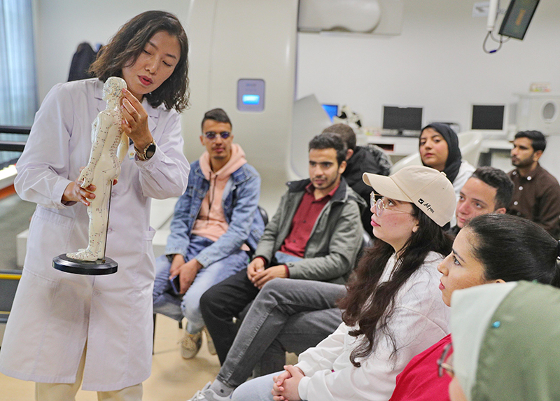 2023年4月19日，河北省秦皇島市中醫(yī)醫(yī)院醫(yī)務(wù)工作者為燕山大學(xué)外國留學(xué)生講解中醫(yī)經(jīng)絡(luò)知識。