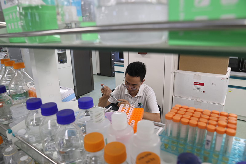 在三亞崖州灣科技城，一名青年科技工作者正在進(jìn)行科研工作。