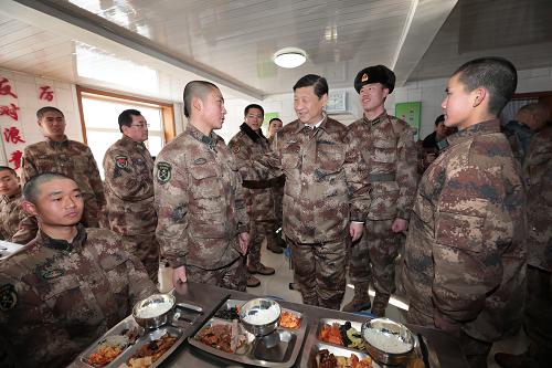 2014年1月26日中午，習近平來到連隊食堂，同戰(zhàn)士們一起用餐。新華社記者 李剛 攝