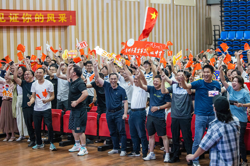 北京時(shí)間7月27日，2024年巴黎奧運(yùn)會(huì)首個(gè)比賽日，在射擊10米氣步槍混合團(tuán)體比賽中，中國(guó)選手黃雨婷/盛李豪獲得金牌。圖為黃雨婷的母校師生們通過(guò)收看奧運(yùn)直播的方式為她加油助威。