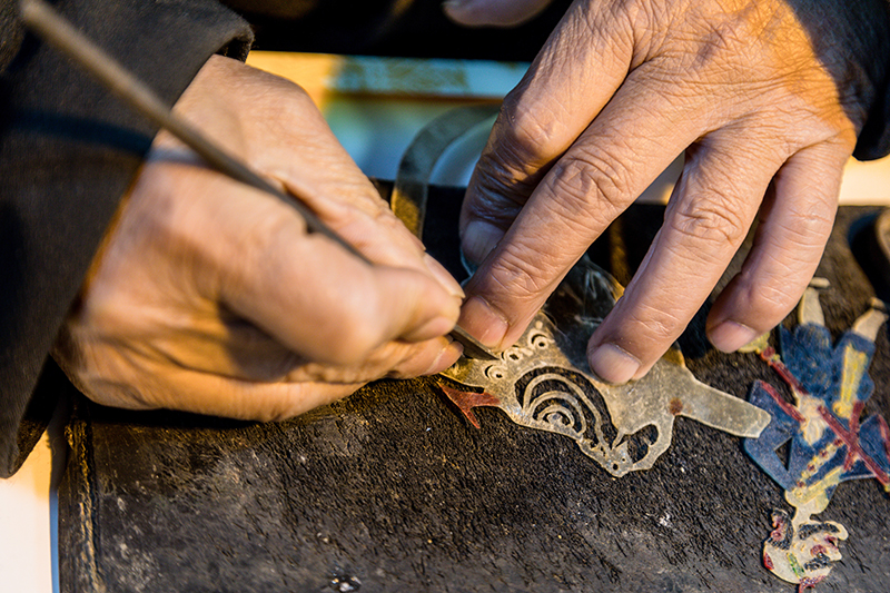 皮影非遺傳承人正在制作皮影。