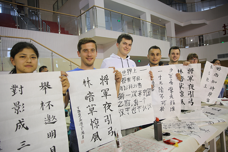 2017年6月5日，來(lái)自青島大學(xué)和中國(guó)石油大學(xué)（華東）的外國(guó)留學(xué)生在展示剛剛現(xiàn)場(chǎng)完成的書(shū)法作品。