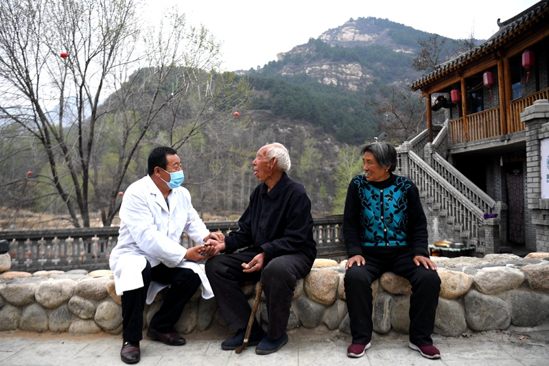 2020年4月15日，在河北阜平縣龍泉關鎮(zhèn)駱駝灣村，村醫(yī)霍建國為村民把脈。