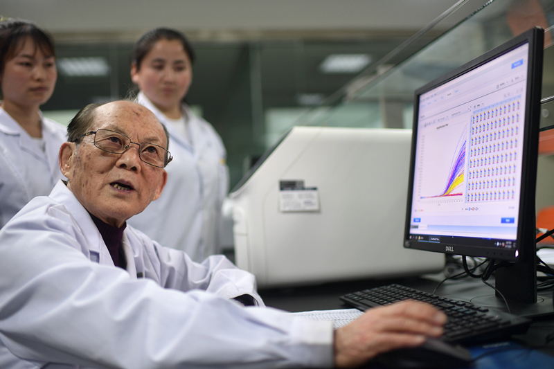 2021年6月17日，吳天一（前）在青海西寧的實驗室內(nèi)和學生討論。