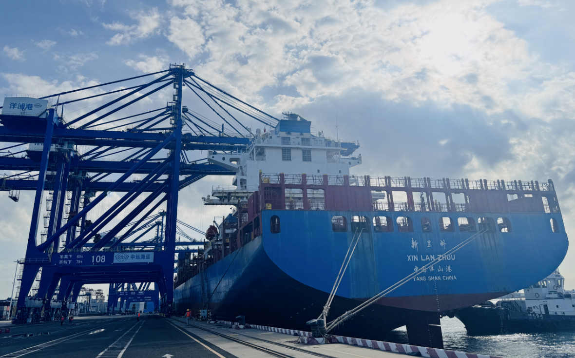 外貿貨輪“新蘭州”號將從海南洋浦港駛往中東。人民網(wǎng)記者 毛雷攝