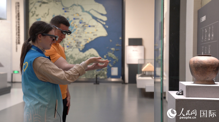 人民網(wǎng)外籍專(zhuān)家在良渚博物院體驗(yàn)AR眼鏡。人民網(wǎng)記者 袁蒙攝