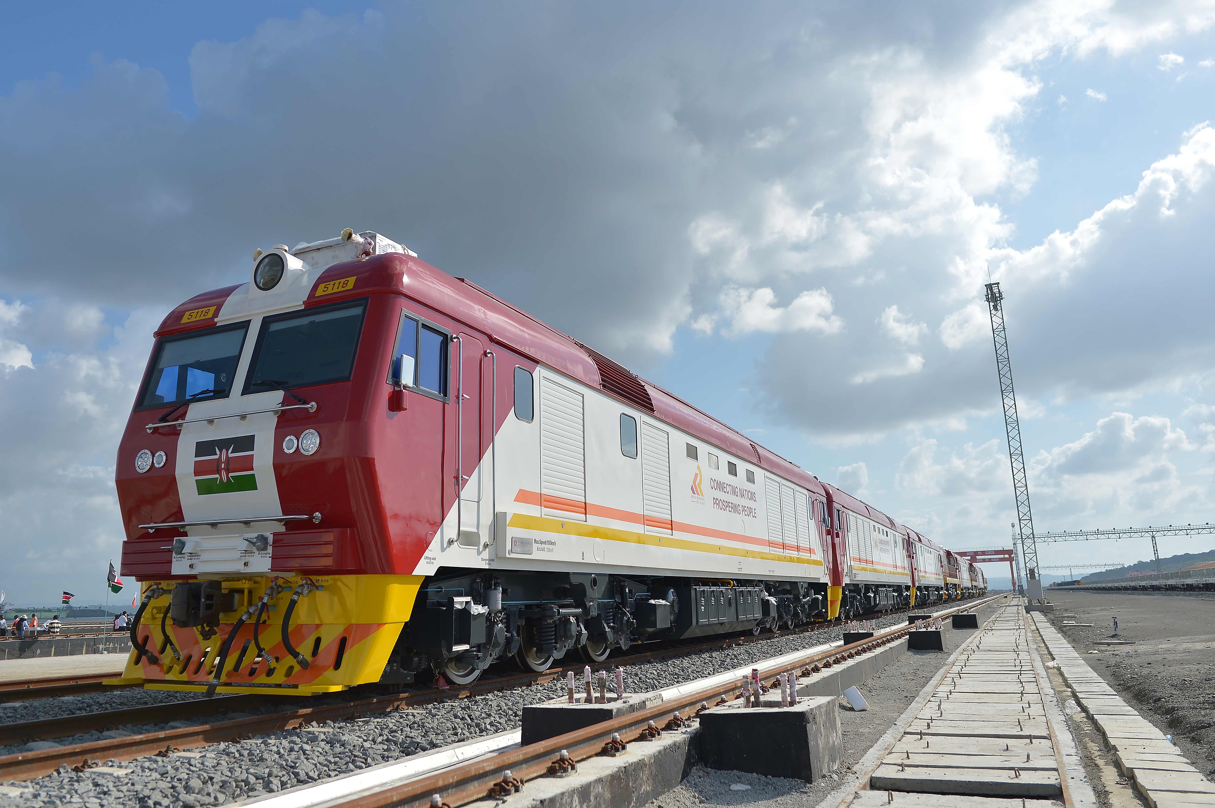 當(dāng)?shù)貢r間2017年5月30日，肯尼亞蒙巴薩，連接肯尼亞港口城市蒙巴薩和首都內(nèi)羅畢的蒙內(nèi)鐵路正式竣工通車。