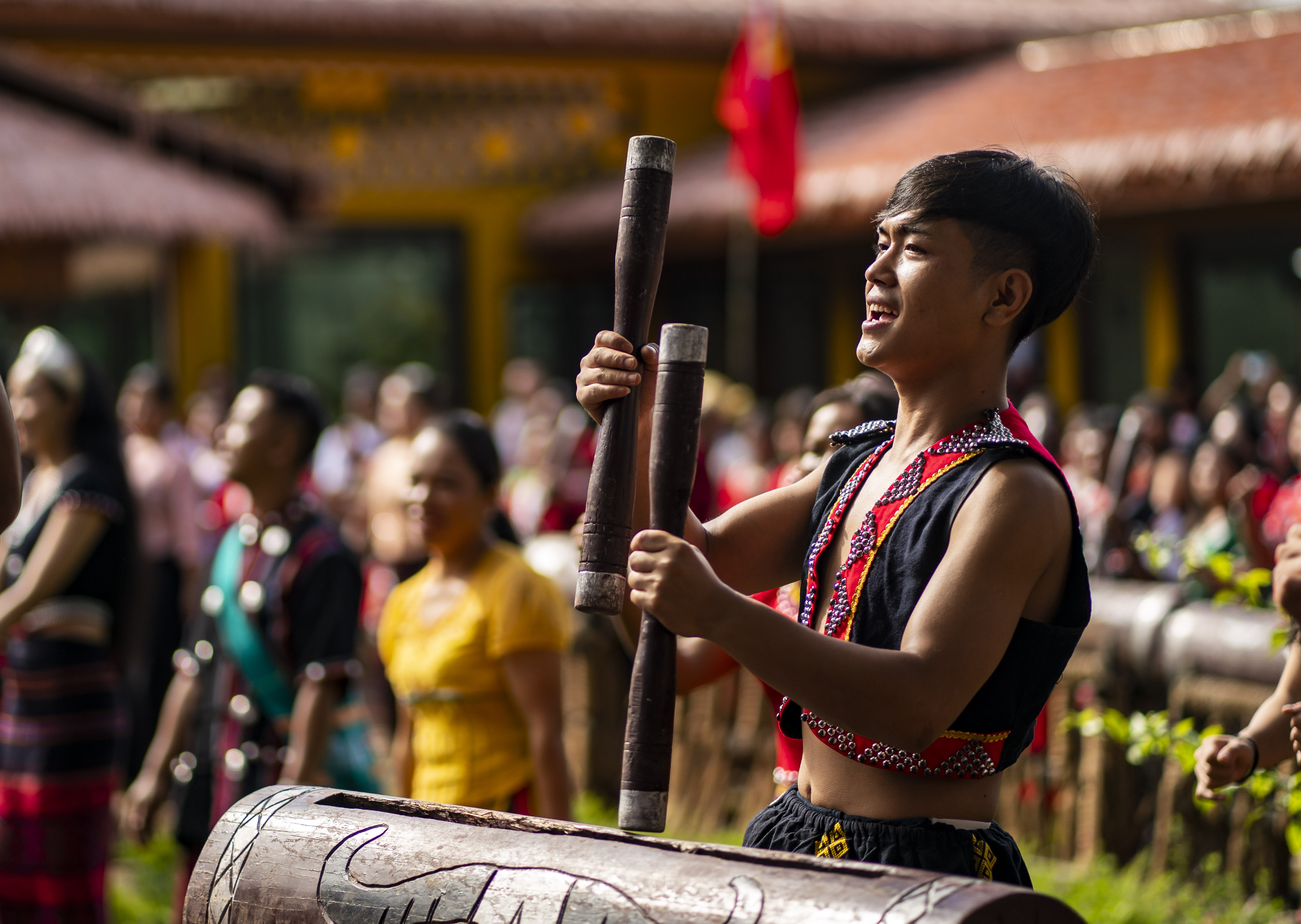 云南省滄源縣班洪鄉(xiāng)班洪村的佤族群眾唱響《阿佤人民唱新歌》（2021年8月20日攝）。