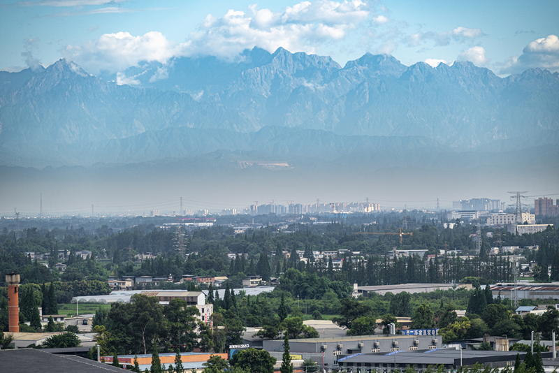 2024年7月1日，成都天氣晴好，遠處雪山清晰可見。