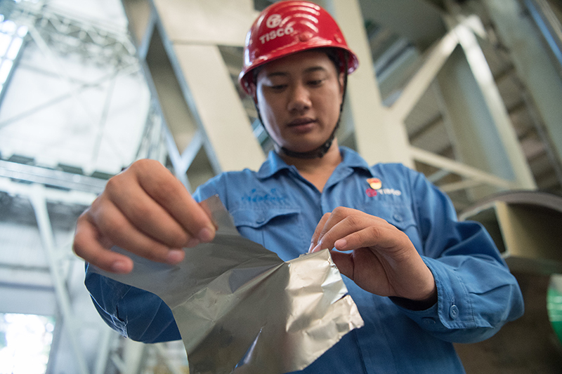 2018年8月8日，山西省太原市，太鋼精密帶鋼公司工作人員用手撕開(kāi)不銹鋼。