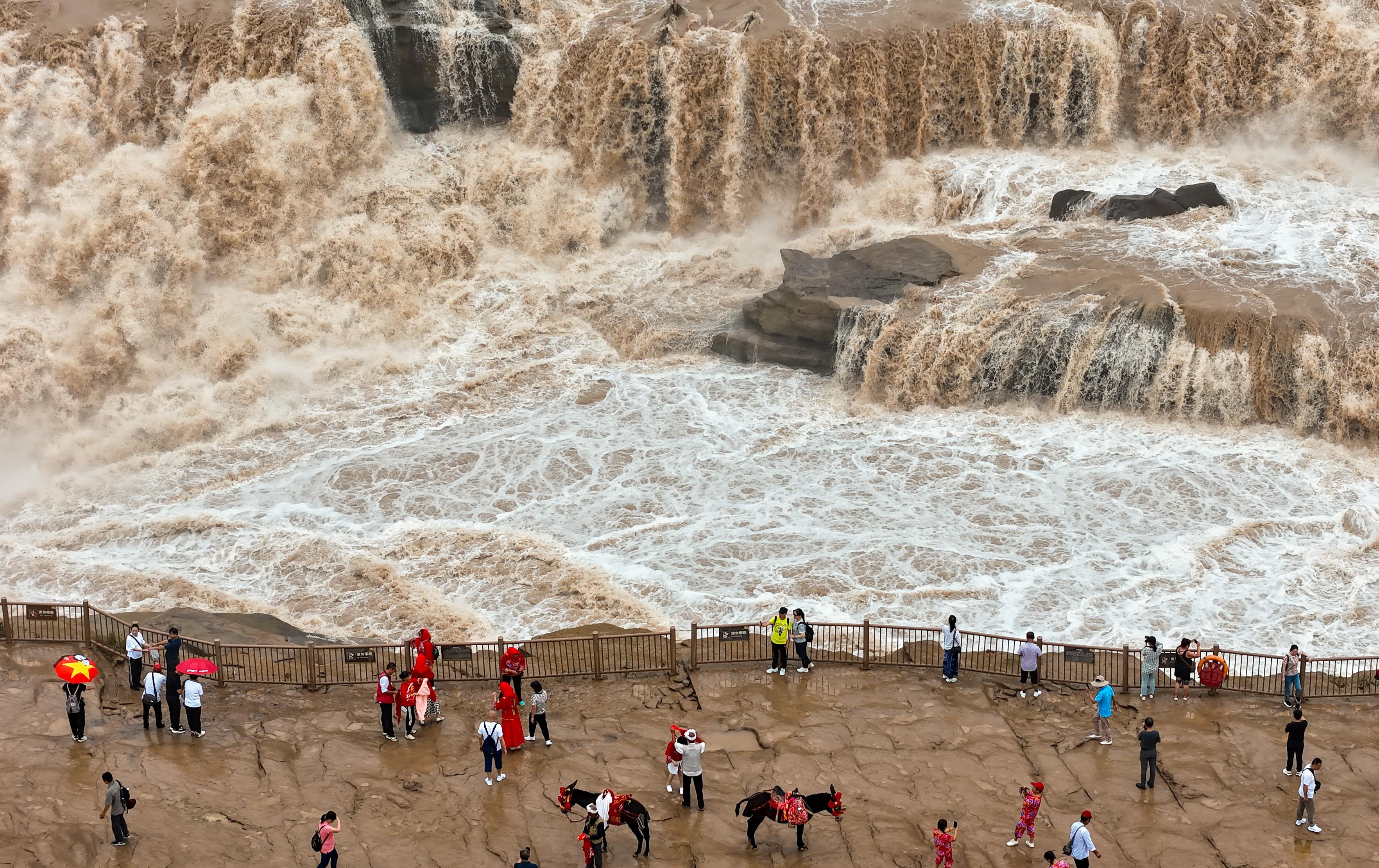 △2024年9月，游客在黃河壺口瀑布景區(qū)游覽。