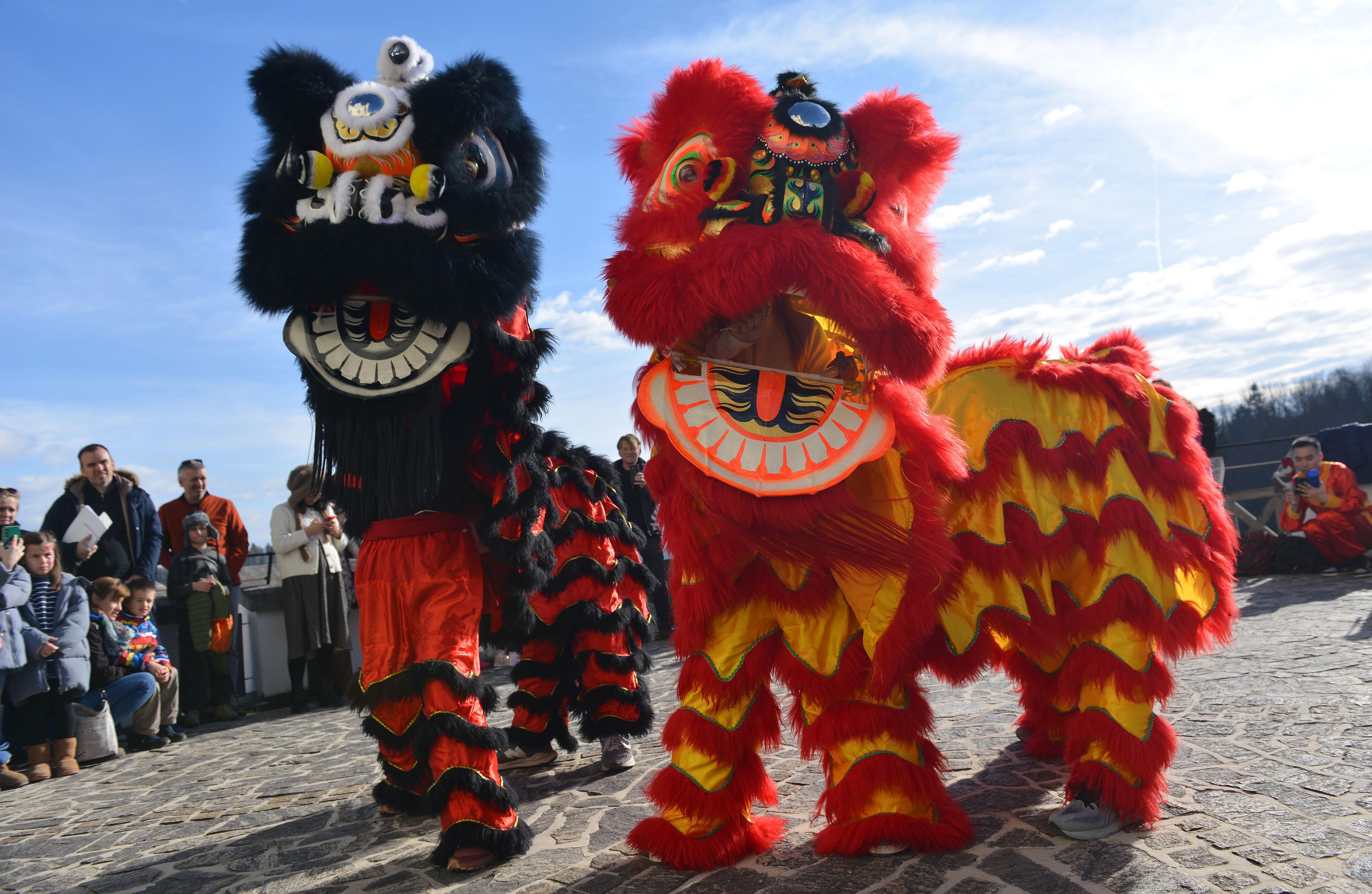 △當(dāng)?shù)貢r(shí)間2024年2月4日，克羅地亞克拉皮納，薩格勒布大學(xué)孔子學(xué)院舉辦一系列活動(dòng)，迎接中國農(nóng)歷龍年春節(jié)。