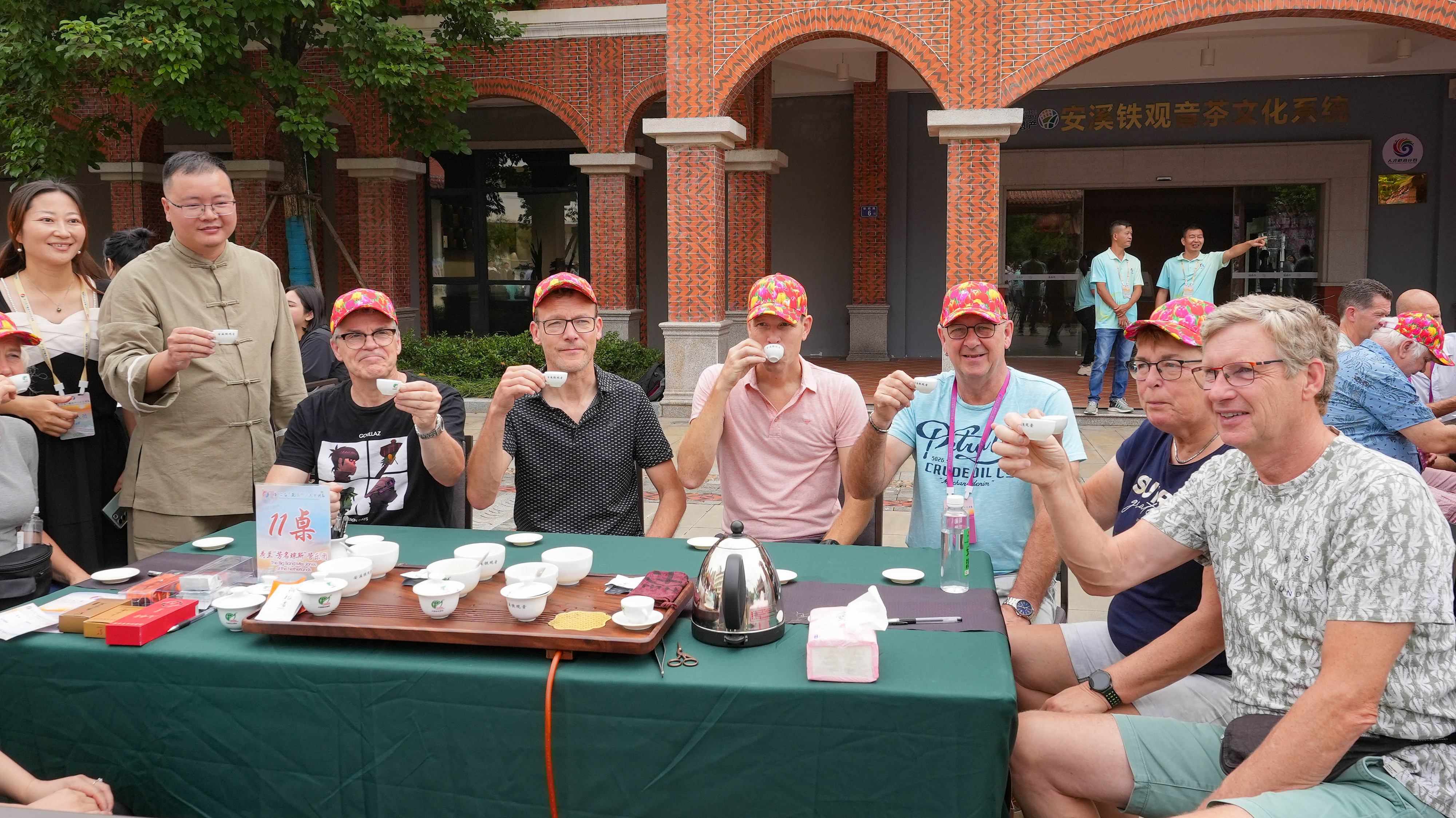 △2023年10月4日，福建泉州，外國人品中國茶。